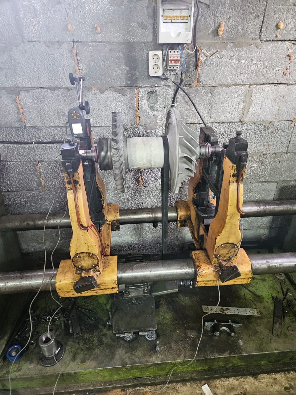 Modernisoitu tasapainotusteline Balanset-1A OEM -järjestelmällä roottorin tasapainotuksessa.