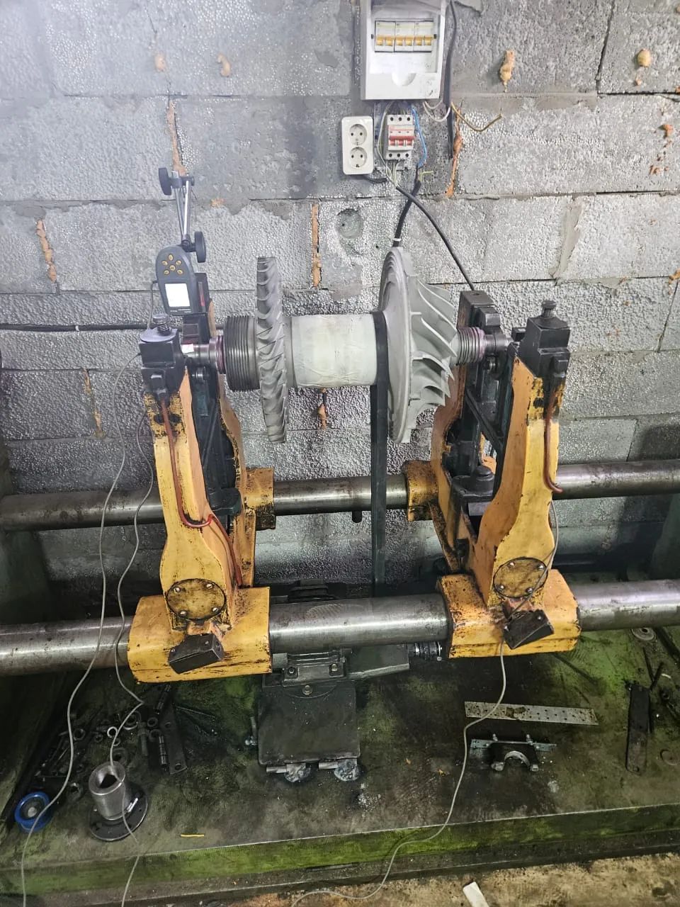 Modernisoitu tasapainotusteline Balanset-1A OEM -järjestelmällä roottorin tasapainotuksessa.